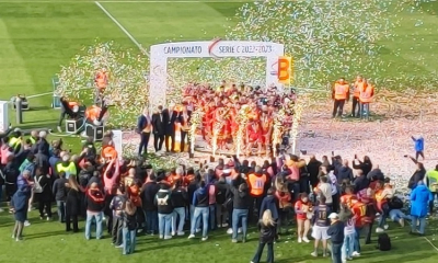 La festa a fine gara con la premiazione dei giocatori giallorossi