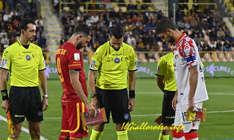 Scambio di gagliardetti ad inizio gara