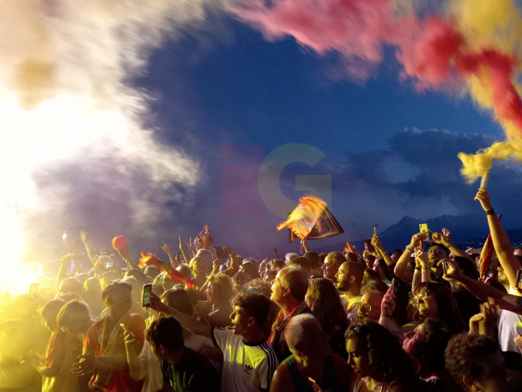 (VIDEO) E non ci ferma neanche il black-out...tifoseria giallorossa-immensa!