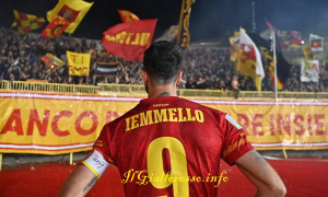 Il capitano a fine gara sotto la Capraro