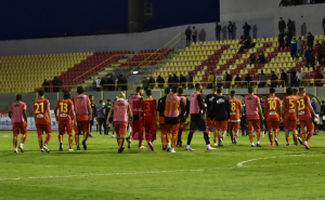 Giocatori giallorossi a fine gara al "Ceravolo"