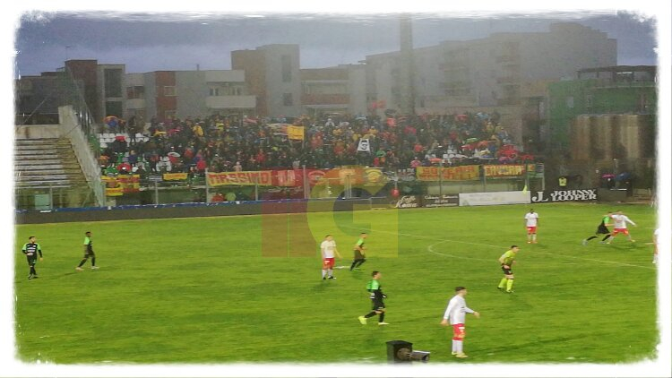 La tifoseria del Catanzaro al "Veneziani"