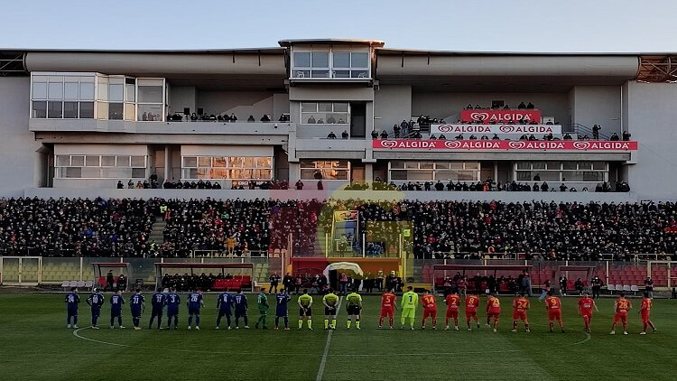 Le due squadre in campo 