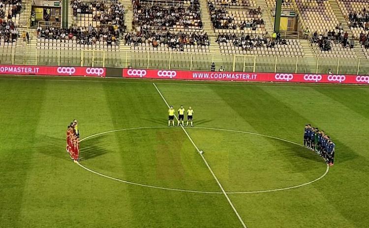 Squadre nel minuto di silenzio per mister Teti