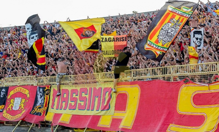 La Curva Capraro in occasione di Catanzaro-Padova