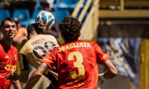 Il colpo di testa vincente di Mosti per il vantaggio stabiese (credits: Juve Stabia)