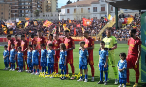 Finale incredibile al "Ceravolo", annullato il pareggio ad Antonini, vince il Como