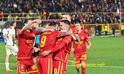 Iemmello festeggiato dai compagni dopo il gol-vittoria