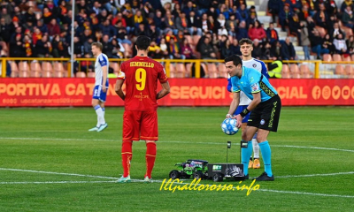 Ad inizio gara col pallone portato in campo dal robot