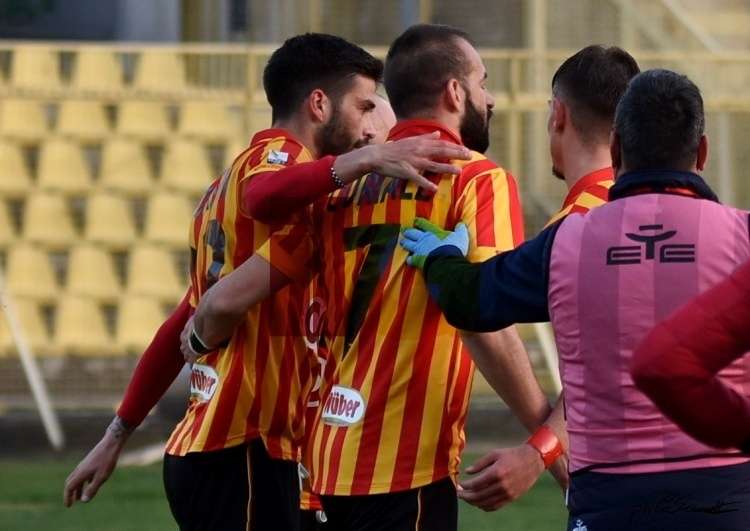 Calcio mercato, il Catanzaro chiude con Nocchi e Monterisi. Giallo Curiale