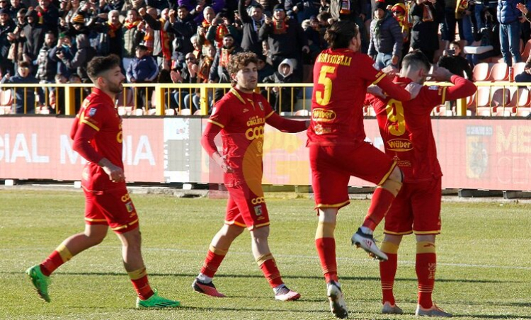 Iemmello festeggiato dai compagni dopo la doppietta contro l'Andria