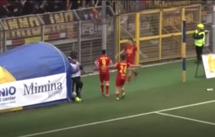 Pietro Iemmello festeggiato dai compagni dopo il secondo gol 