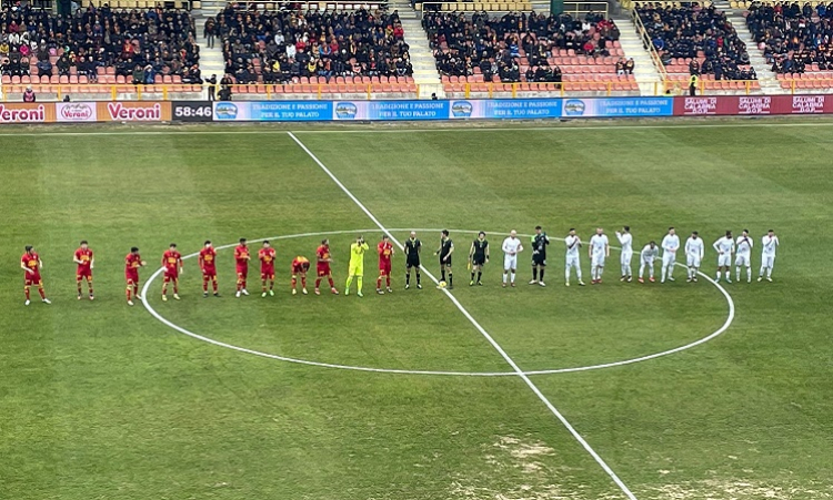 Le due squadre appena entrate sul rettangolo del Ceravolo
