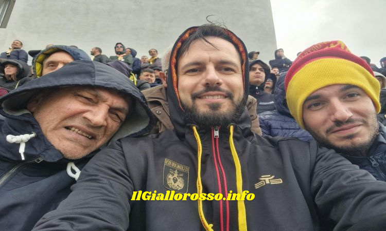 Manuel Rotundo, a destra nella foto, insieme a pap&agrave; Pino e al fratello Marco allo stadio