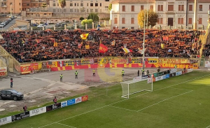 La sciarpata giallorossa in Curva "Capraro" 