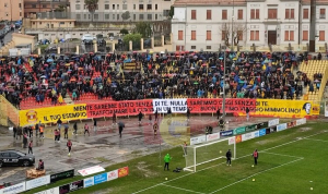 (VIDEO) Il saluto della curva e della squadra giallorossa a "Mimmolino"