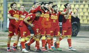 Iemmello abbracciato dai compagni dopo il rigore segnato