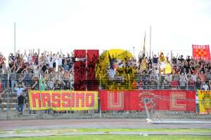 La carica dei tifosi, spettacolo al "Gull&igrave;"