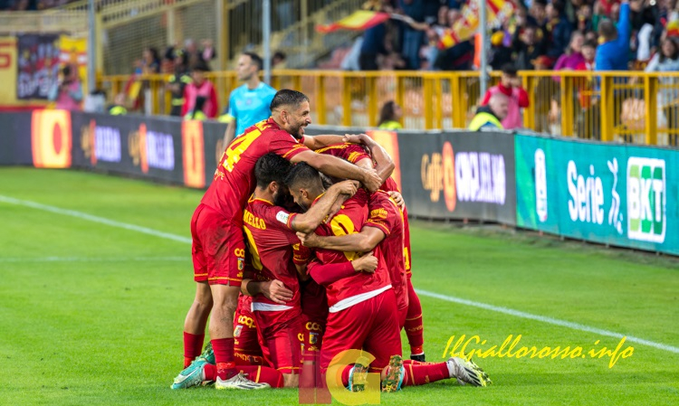 I giocatori festeggiano Vandeputte, ha appena segnato il gol del vantaggio