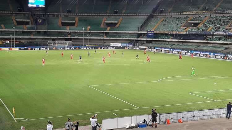 Una fase di gara tra Verona e Catanzaro 