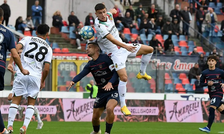 Un immagine della sfida al San Vito tra Cosenza e Ternana