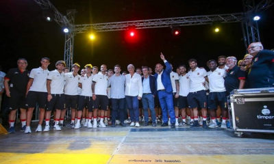 Scene di "ordinario" entusiasmo giallorosso alla presentazione della squadra (Foto)