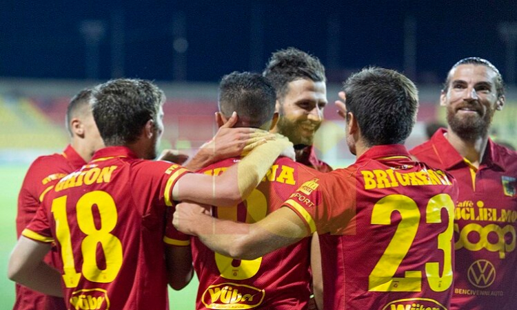 L'abbraccio dei calciatori a Iemmello dopo il secondo gol al Latina