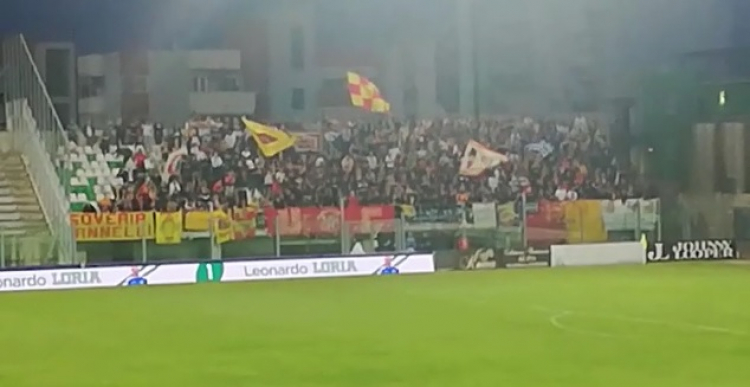(VIDEO) Il coro d'incoraggiamento degli Ultras giallorossi al "Veneziani"