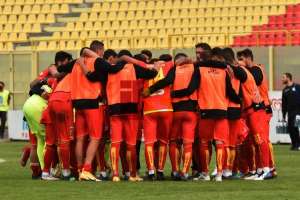 Abbraccio a fine gara contro l'Andria