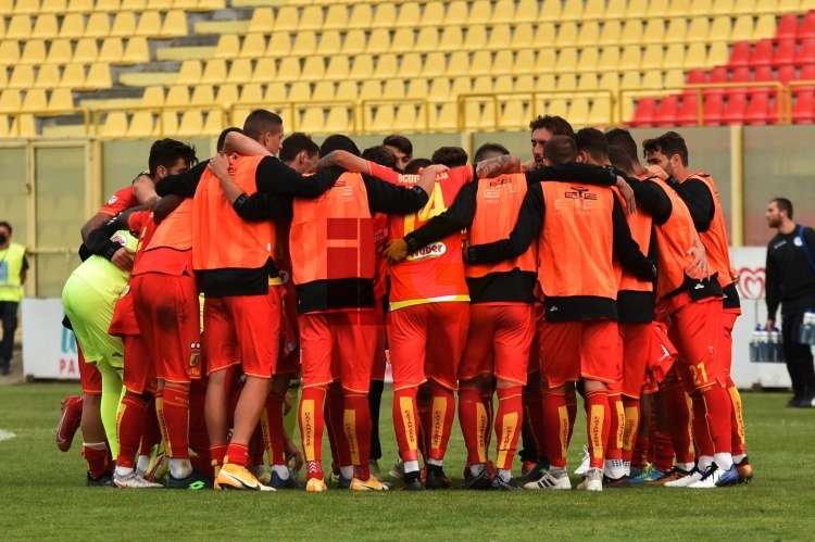 Abbraccio a fine gara contro l'Andria