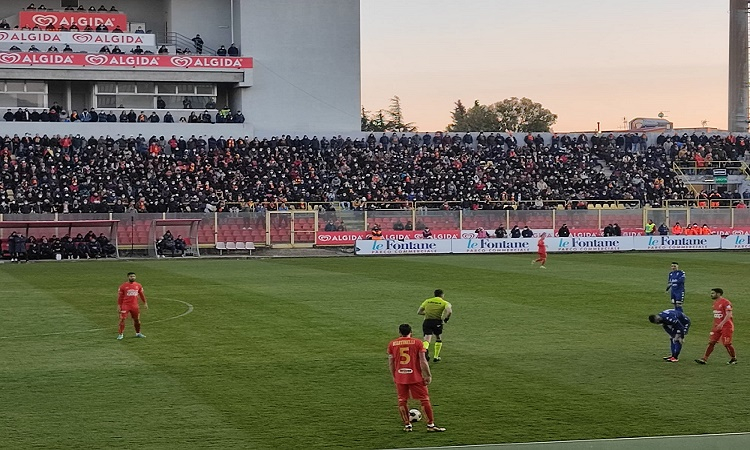 (VIDEO) Il gol di Fazio che vale il temporaneo vantaggio del Catanzaro sul Bari