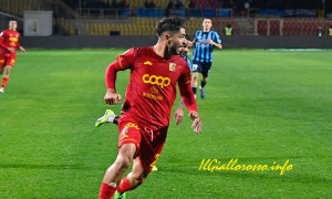 La difesa dorme, il trio Sounas-Biasci-Iemmello la sveglia | Le Pagelle