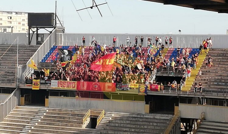La curva giallorossa a Taranto