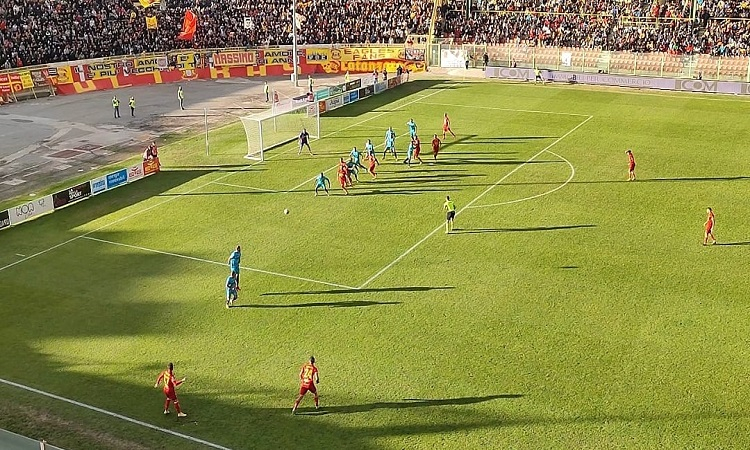 (VIDEO) I due gol di Iemmello e Curcio nel derby contro il Crotone