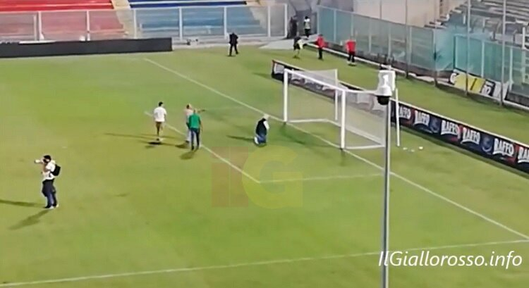 L'inchino di Desiderio Noto sotto la curva giallorossa