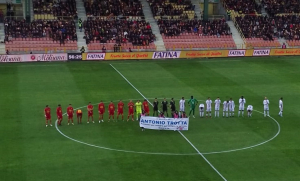 Catanzaro e Foggia schierate in campo con lo striscione per il poliziotto Antonio Trotta