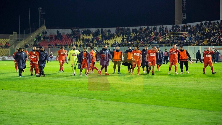 I giocatori si dirigono verso la curva 