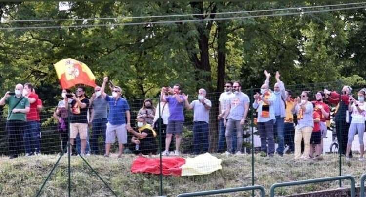 Tifosi giallorossi all'esterno dello stadio