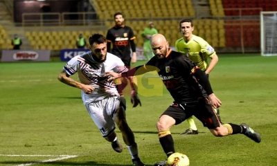 Carlini e arbitro Petrella nello sfondo