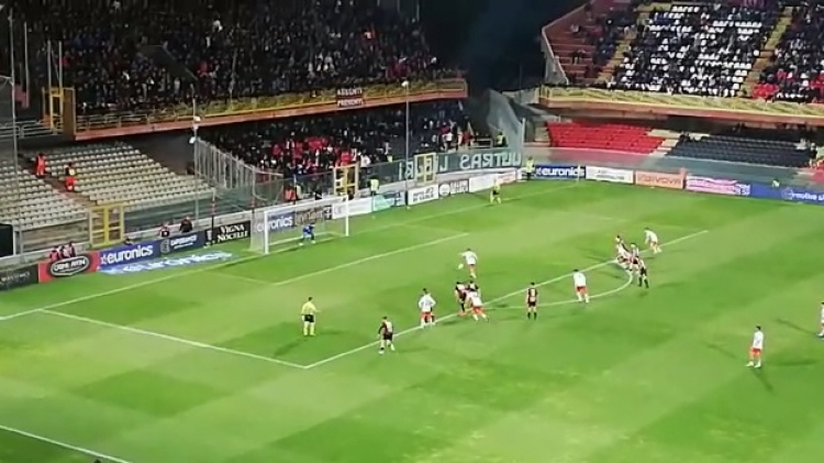 Il tiro di Sounas dopo 11 minuti di interruzione