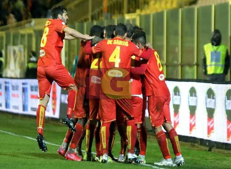 Giocatori del Catanzaro esultano dopo il gol