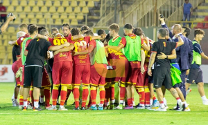 A fine gara i giocatori giallorossi in cerchio 