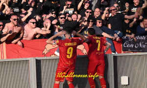 Iemmello esulta per il gol sotto il settore dei tifosi giallorossi