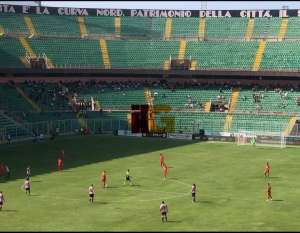 Squadre schierate in campo al "Renzo Barbera"