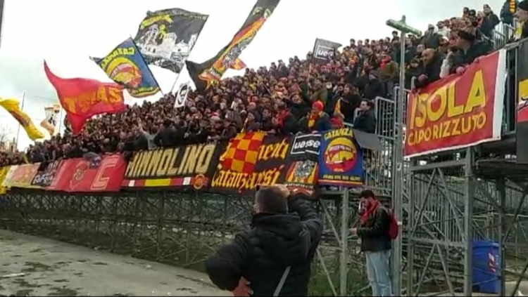 (VIDEO e FOTO) "Che bello &egrave;"... Anche a Latina una tifoseria immensa quella giallorossa
