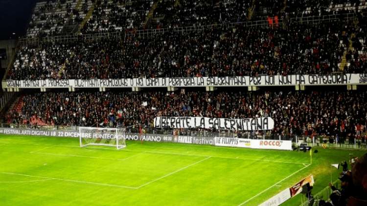 Striscione dei tifosi della Salernitana nello stadio "Arechi"