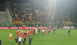 (VIDEO) Festa dei giocatori a fine gara al "Veneziani" sotto il settore dei tifosi giallorossi