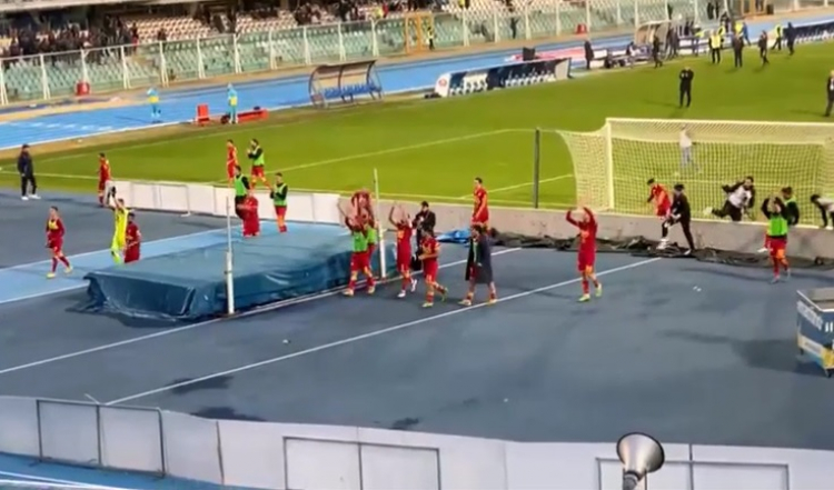 (VIDEO) Giocatori sotto la curva dei tifosi giallorossi: &egrave; festa a fine gara all'Adriatico