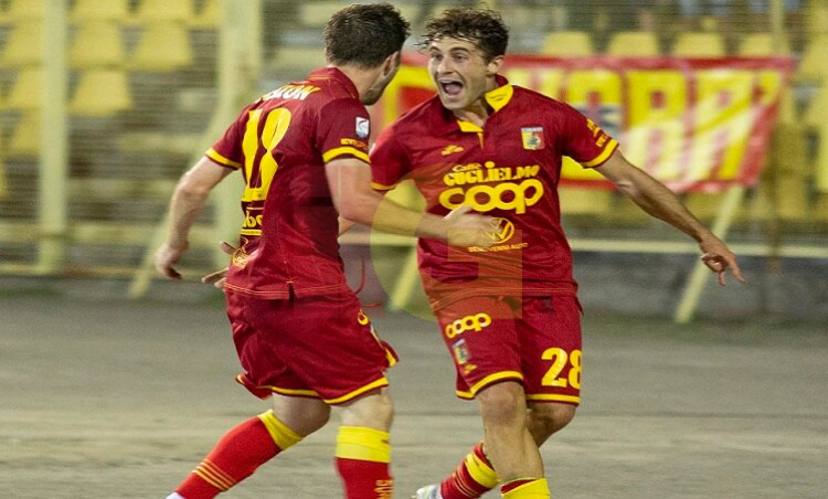 Biasci esulta dopo aver segnato il primo gol al Picerno